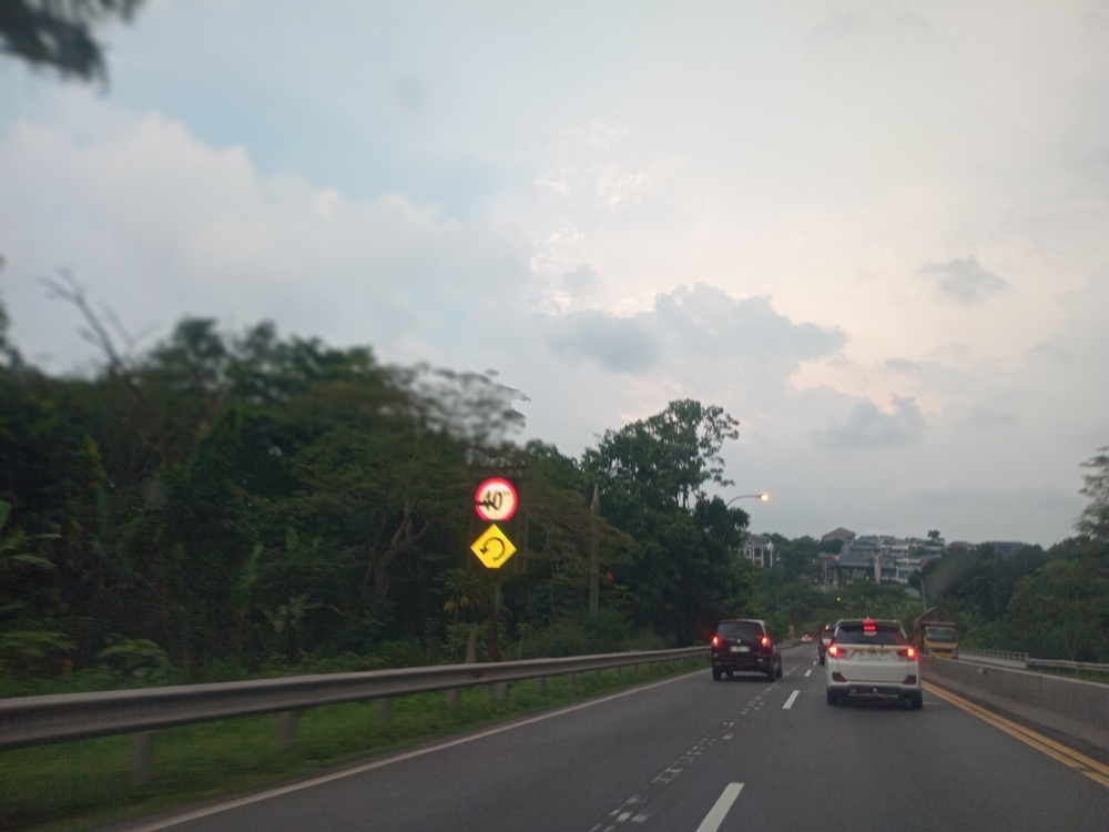 Magelang,,Indonesia,,April,13,2025:,Vehicles,Speeding,On,A